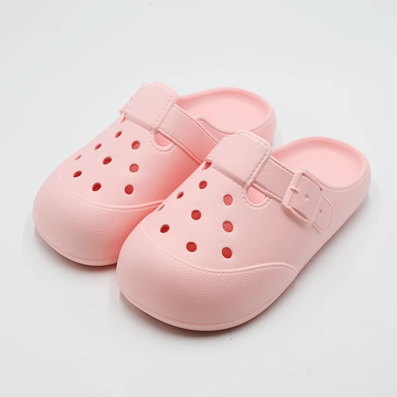 Защо пантофите с дупки се превръщат в задължителните обувки за комфорт и стил?