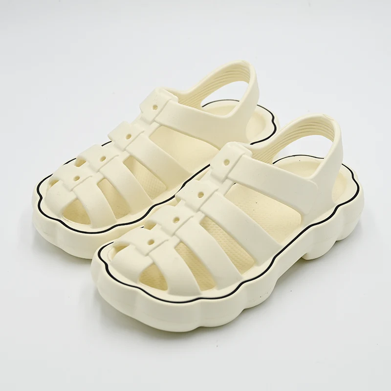 Защо римските чехли се превръщат в тенденцията при обувките, за която всички говорят?